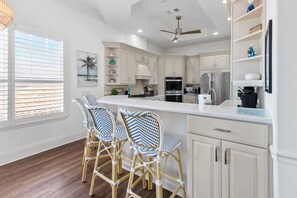 Unclassified image, 5 of 89, button