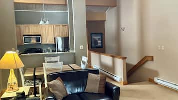 Smart-tv, eldstad och dvd-spelare