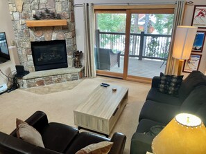 Smart TV, chimenea y reproductor de DVD