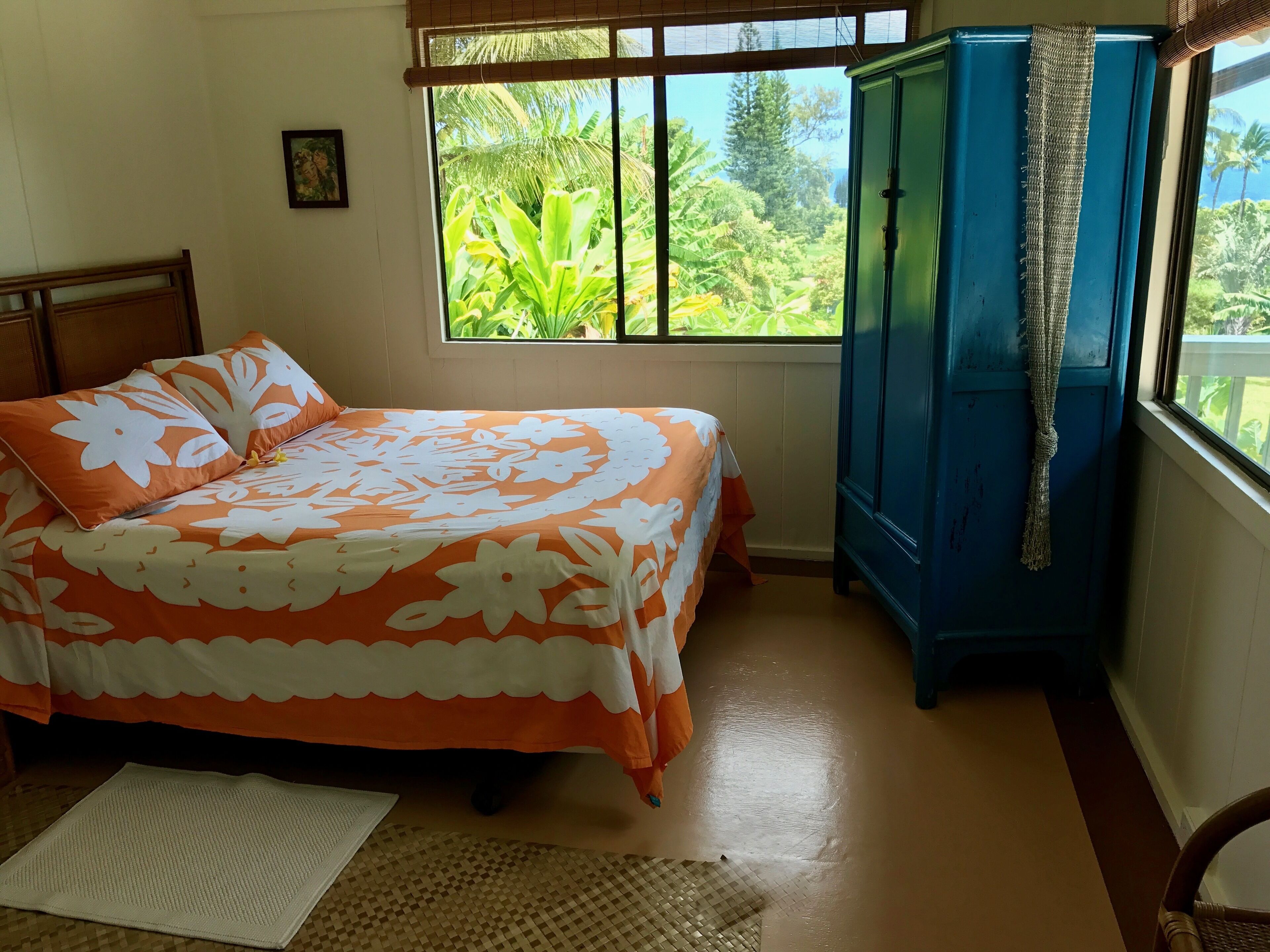 IDEAL BEACH LOCATION  2 BR LARGE DECK "PRIVATE'