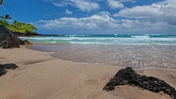 Una playa cerca, sillas reclinables de playa, toallas de playa