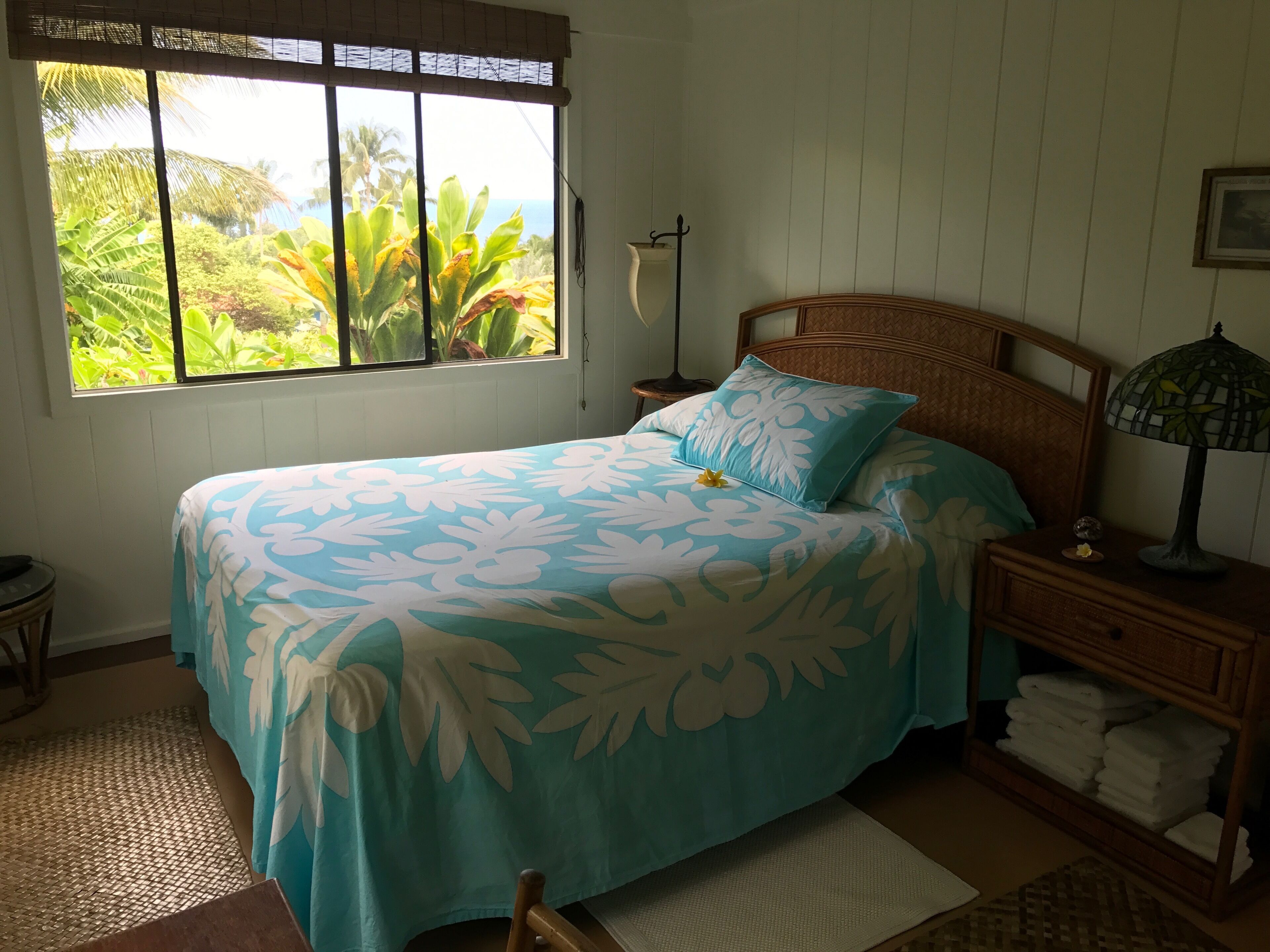 IDEAL BEACH LOCATION  2 BR LARGE DECK "PRIVATE'