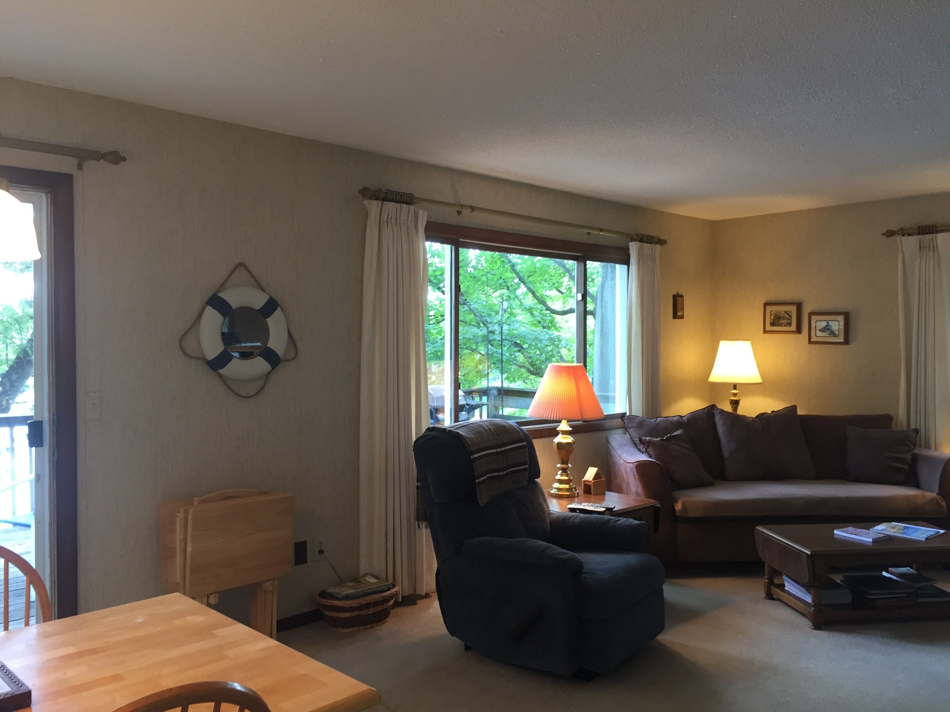 Charming home on Bryan lake (a no wake lake) w grass/sand beach and fishing