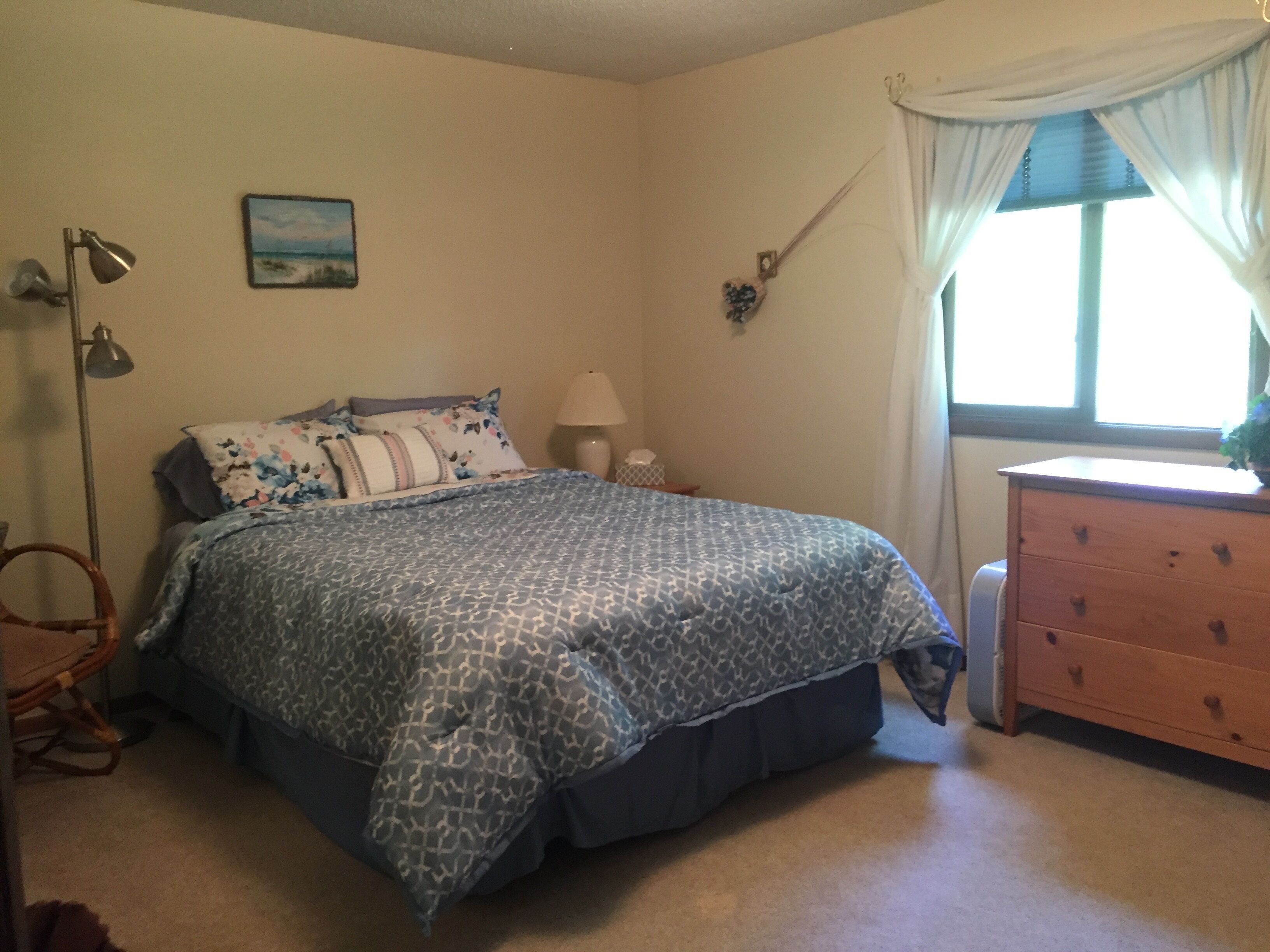 Charming home on Bryan lake (a no wake lake) w grass/sand beach and fishing