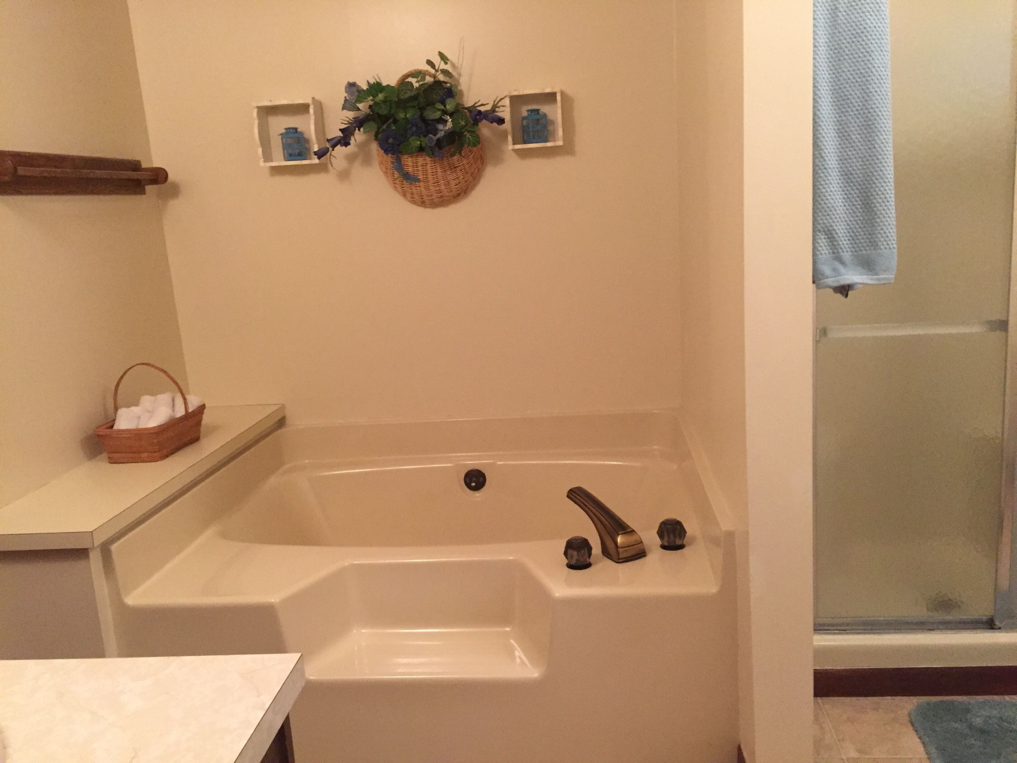 Charming home on Bryan lake (a no wake lake) w grass/sand beach and fishing