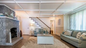 Smart-TV, Kamin, DVD-Player, Bücher