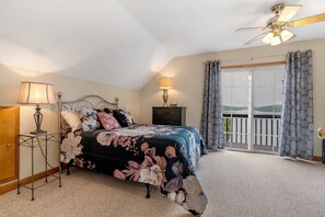 3 habitaciones, escritorio y tabla de planchar con plancha 