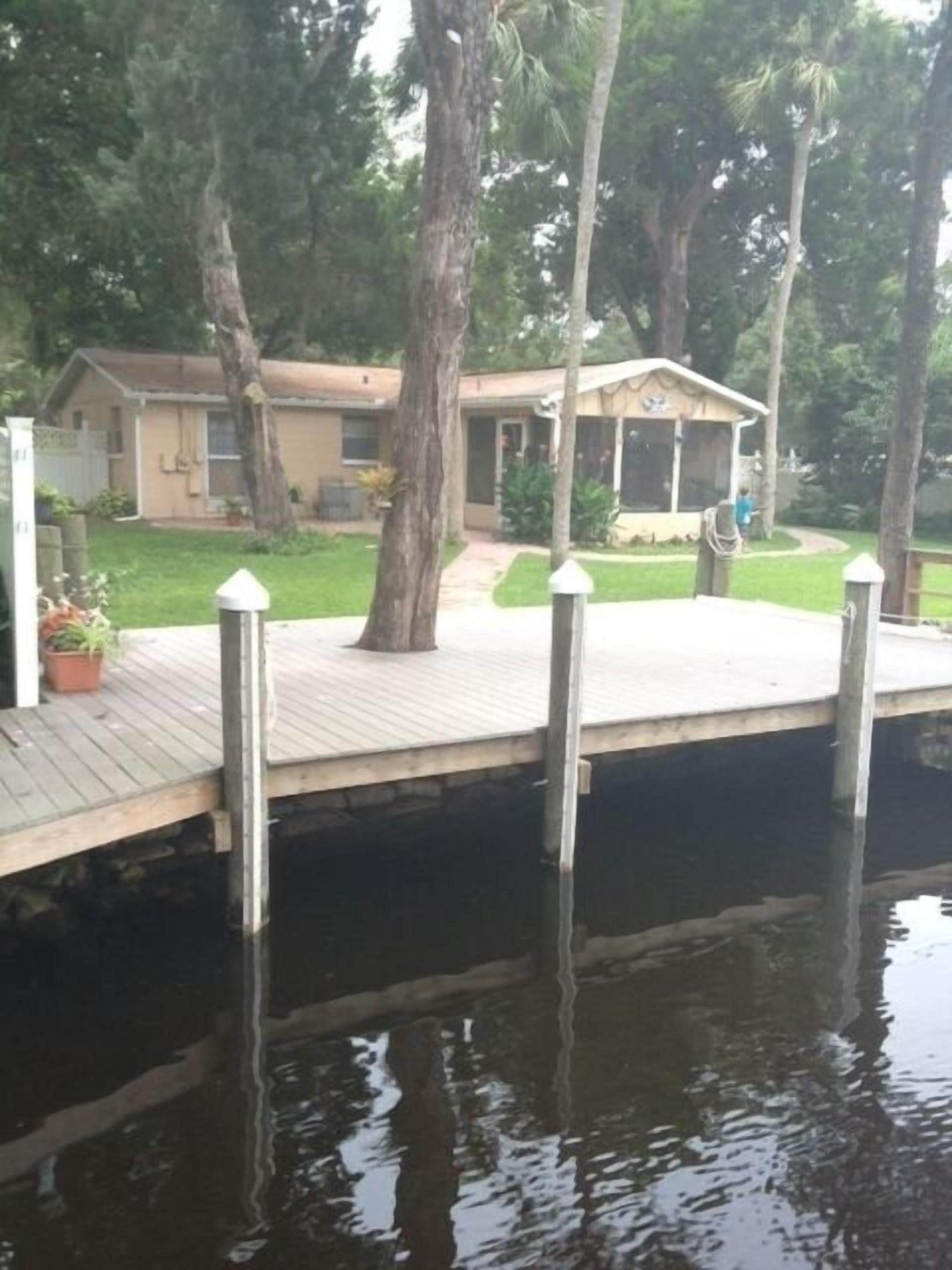 Quaint Waterfront Cottage-75 Ft. Boat dock
