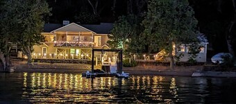 Proprietà fronte lago con milioni di dollari di vista con spiaggia privata e dock