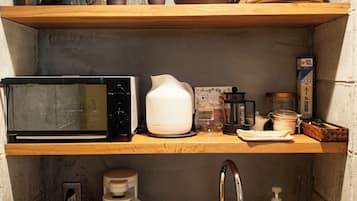 Kühlschrank, Ofen, Herdplatte, Wasserkocher mit Kaffee-/Teezubehör