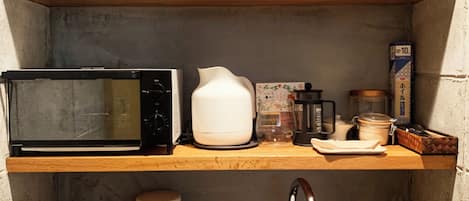 Fridge, oven, stovetop, coffee/tea maker