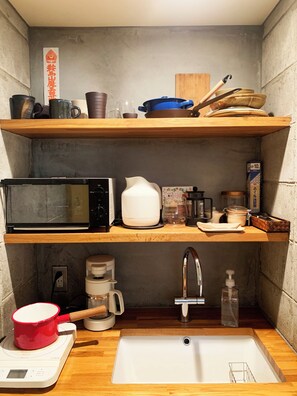 Een koelkast, een oven, een kookplaat, een koffiezetapparaat/waterkoker