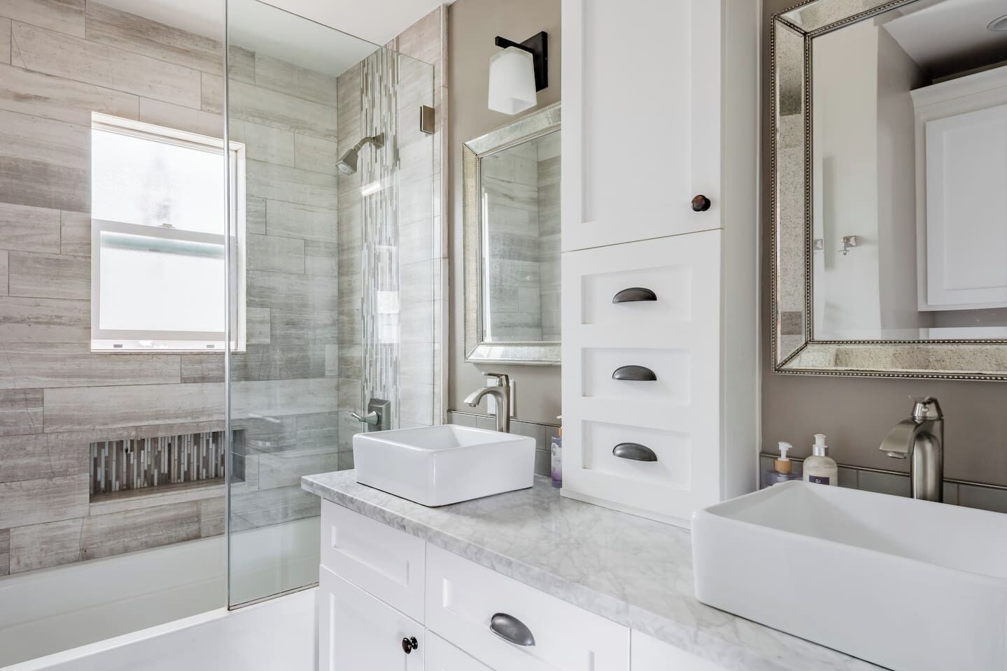 Combined shower/bathtub, hair dryer