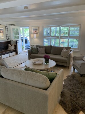 Smart TV, fireplace, video games, DVD player - Jackson Family Retreat, walk to Everything, town Square, fenced yard, ebikes. (Jackson)