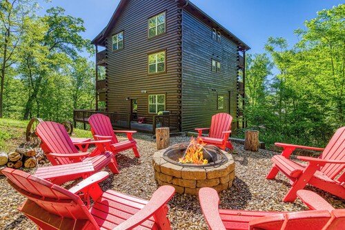 New Listing-Luxury 6 Bedroom Cabin 6 bathrooms gameroom outdoor tv Rental that Has it All MUST SEE!!