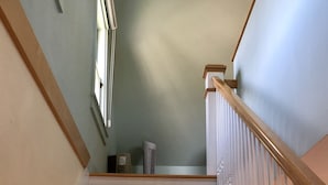 Un escalier avec des marches en bois et des balustrades blanches.