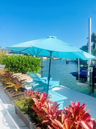 Renovated Waterfront Home -5Minute walk to Beach- sunsets& Marco Sq restaurants