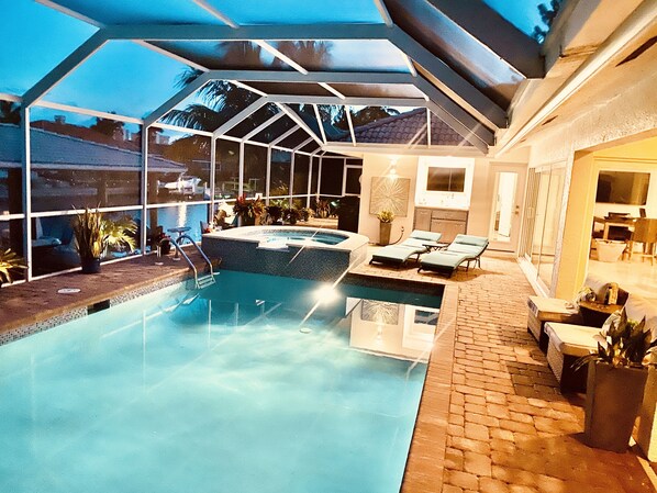 Alberca al aire libre y alberca climatizada