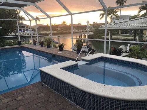 Renovated Waterfront Home -5Minute walk to Beach- sunsets& Marco Sq restaurants