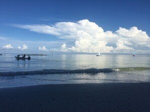 Playa en los alrededores, camastros y toallas de playa 