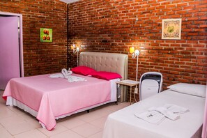 Chambre Triple | Minibar, rideaux occultants, lits pliants/supplémentaires, Wi-Fi gratuit