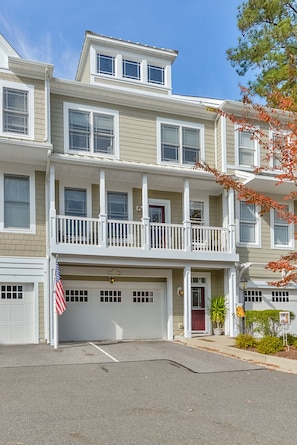 Exterior - Huge Home Situated on Golf Course; Close to Beach, Outlets, and Restaurants! (Berlin)
