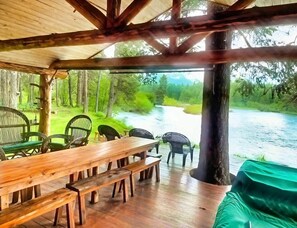 Outdoor dining - Swan River Retreat: 5 Cabins on River. Sleeps 30.  Family Reunions! (Bigfork)