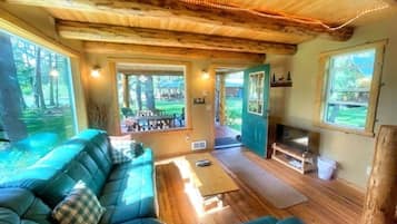 Smart-TV, Kamin, Tischfußball, Bücher