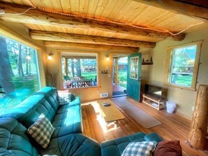 Smart TV, chimenea, futbolito y libros 