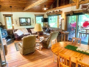 Smart TV, chimenea, futbolito y libros 