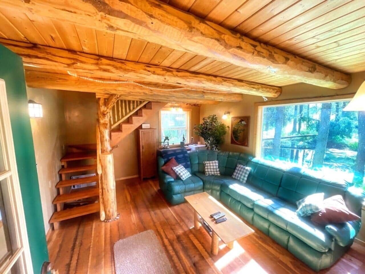 TV connectée, cheminée, baby-foot, livres