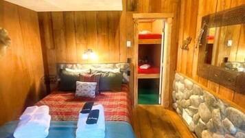 5 Schlafzimmer, Schreibtisch, Bügeleisen/Bügelbrett, kostenloses WLAN