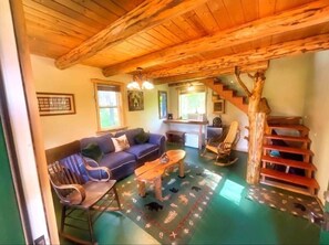 Smart TV, chimenea, futbolito y libros 