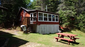 Outdoor dining - Cozy beachfront 2-bedroom cabin located on Little Saint Germain Lake (St. Germain)