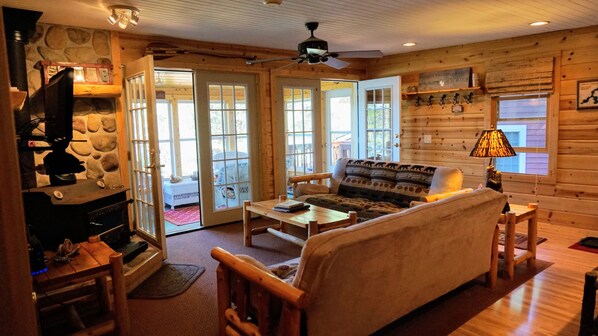 Smart TV - Cozy beachfront 2-bedroom cabin located on Little Saint Germain Lake (St. Germain)