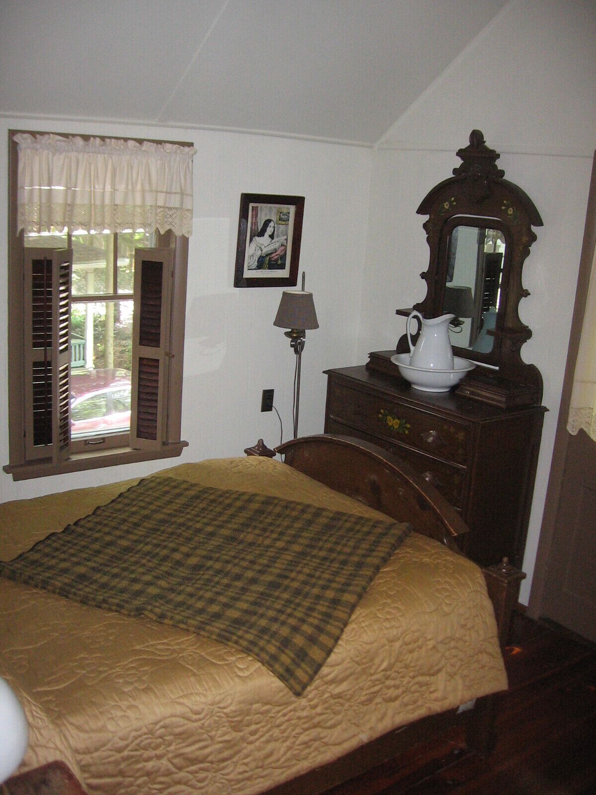 Walk Wooded Pathways from Cottage to Mount Gretna Theatre & Restaurants!