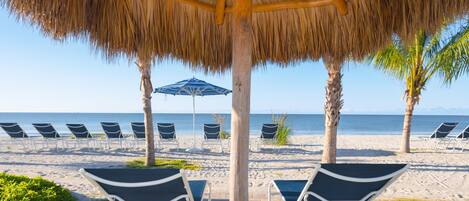 Plage, chaises longues, serviettes de plage