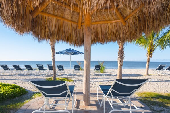 En la playa, camastros y toallas de playa 