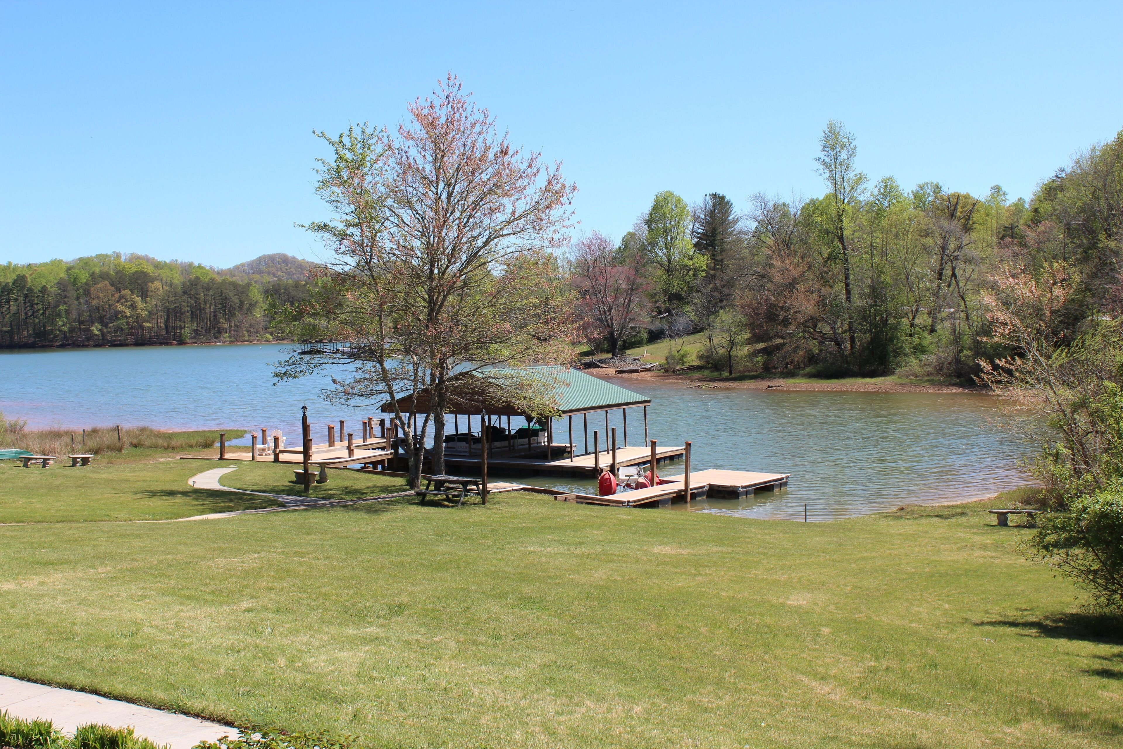 Lake Front, Two Docks, Family Friendly, Full Kitchen, Home Away From Home!