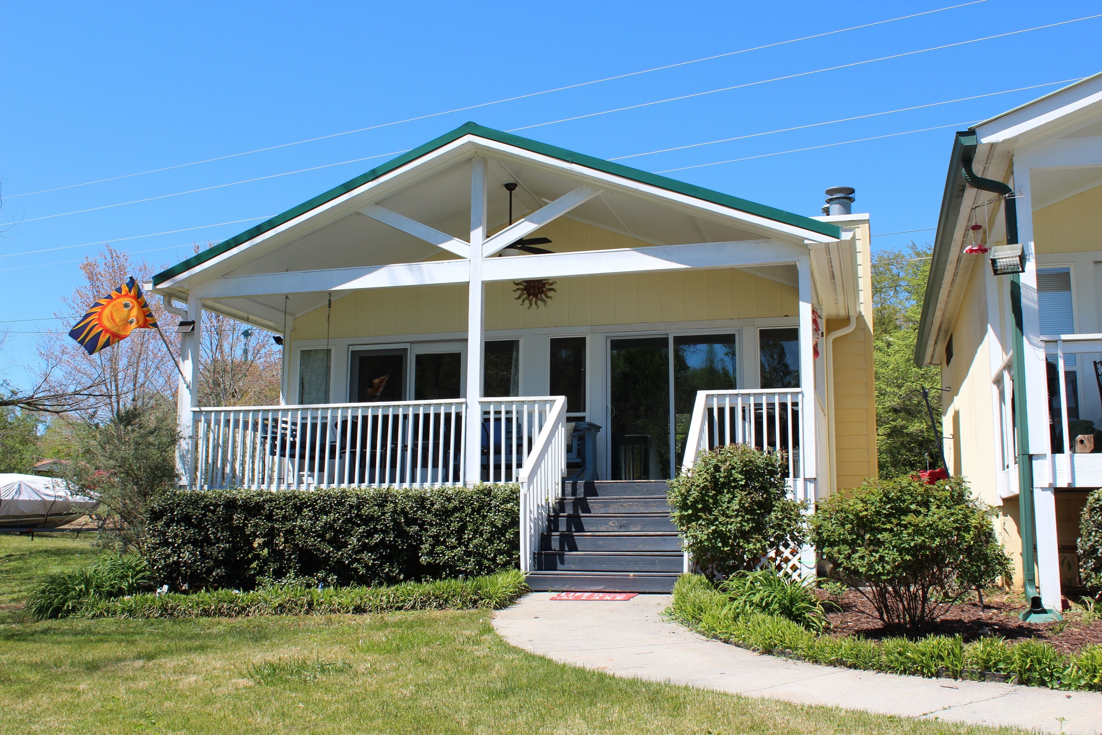 Lake Front, Two Docks, Family Friendly, Full Kitchen, Home Away From Home!