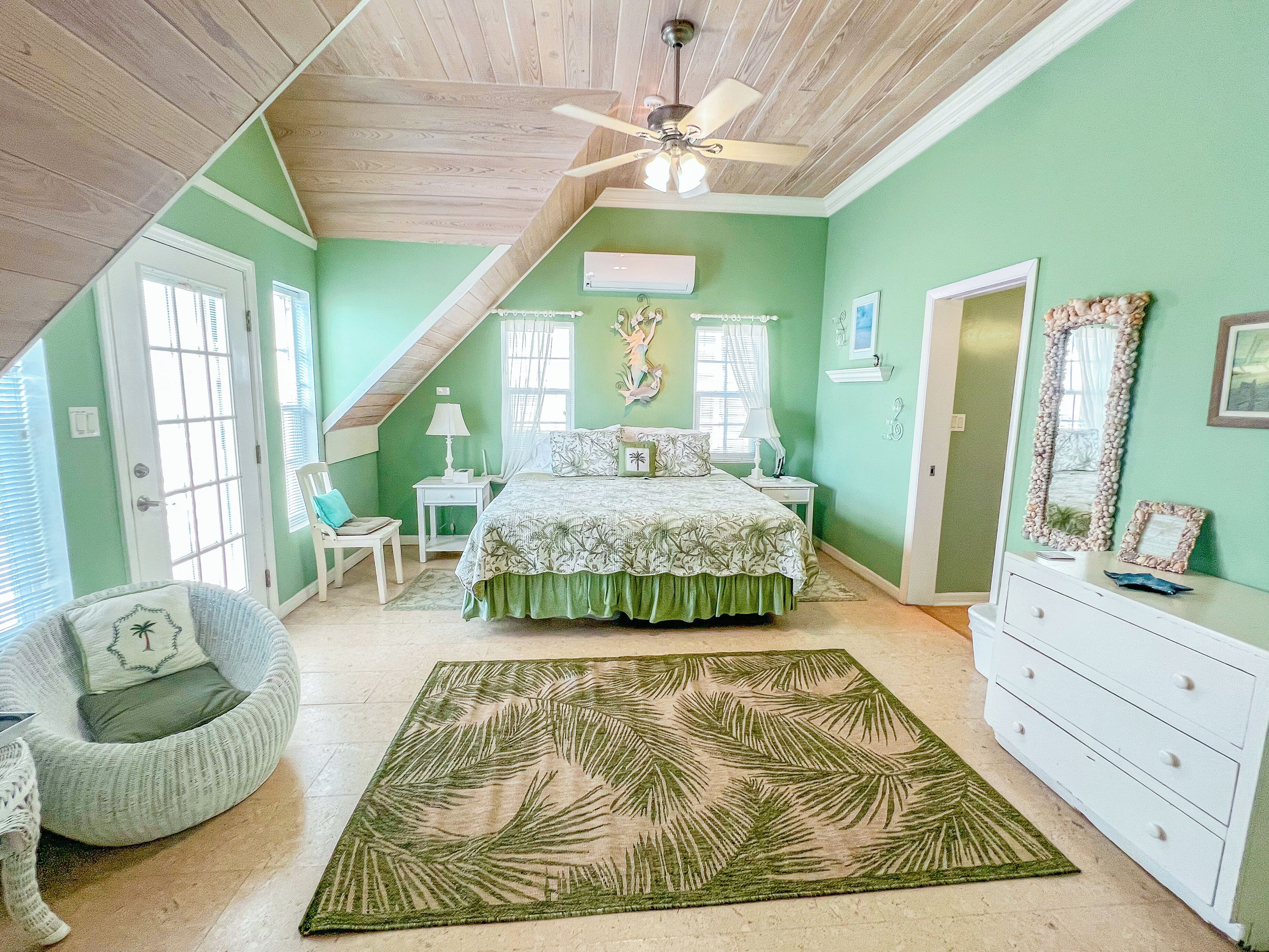 5 間睡房、書桌、熨斗/熨衫板、可攜式嬰兒床