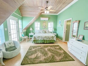 5 Schlafzimmer, Schreibtisch, Bügeleisen/Bügelbrett, Reisekinderbett