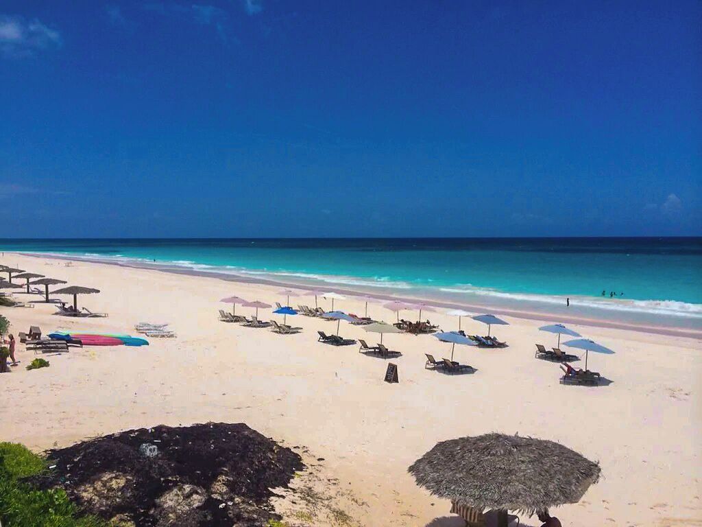 Chaises longues, serviettes de plage