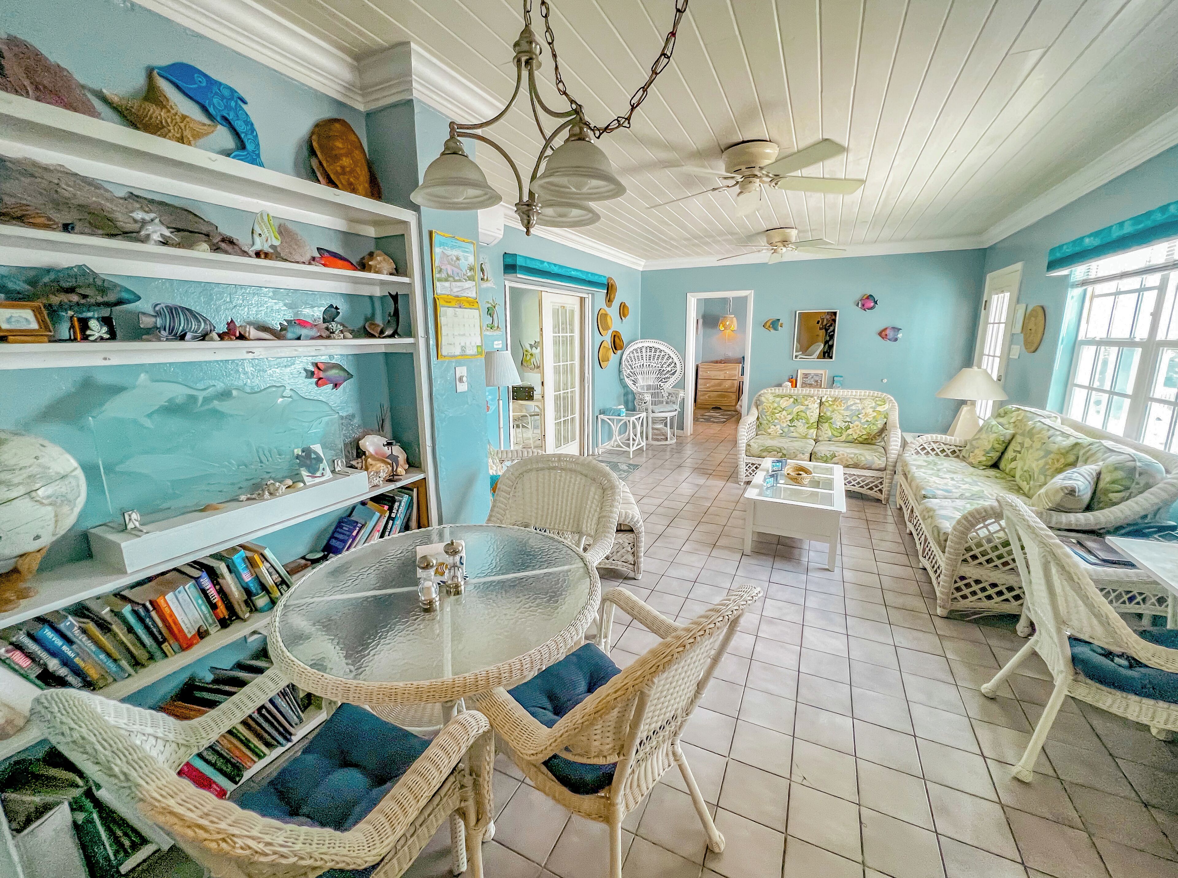 智能電視、書籍、 辦公室