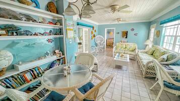 TV connectée, livres, espaces bureaux