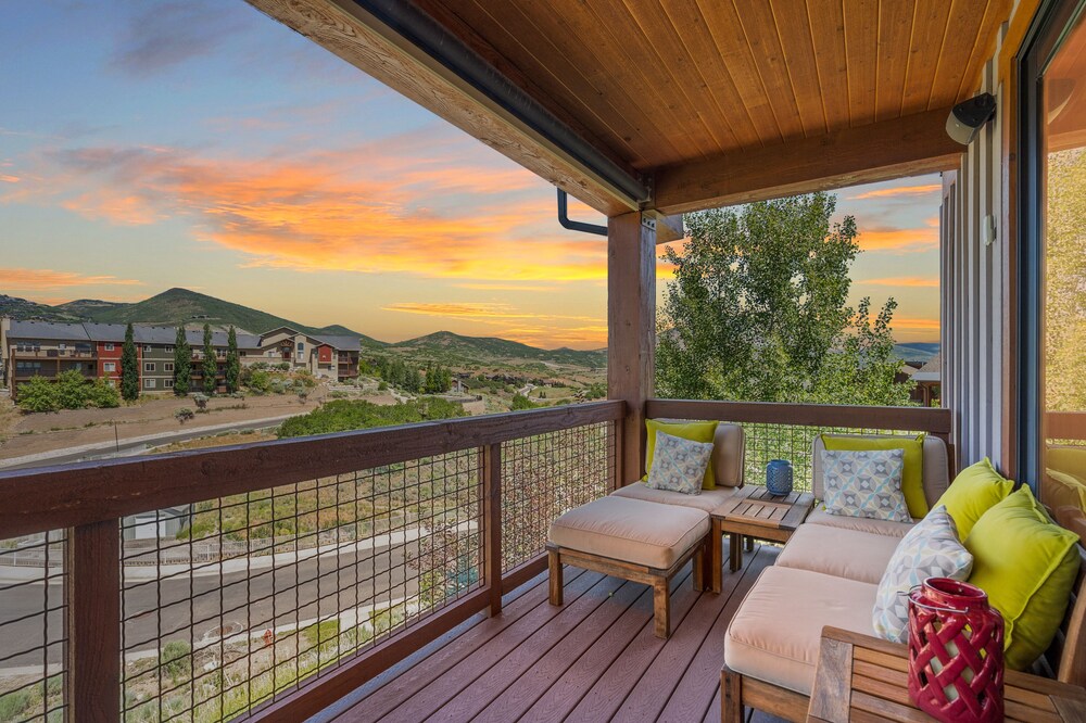 Magnificent Mountain Views, On The Edge of PC