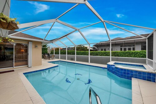 WALK TO THE BEACH, Heated Salt Water Pool & Spa