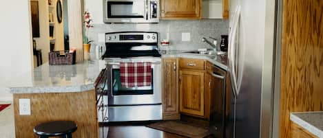 Geladeira, micro-ondas, fogão, cooktop