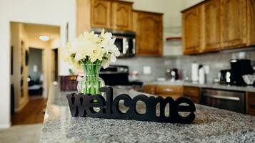 冰箱、微波炉、烤箱、炉灶