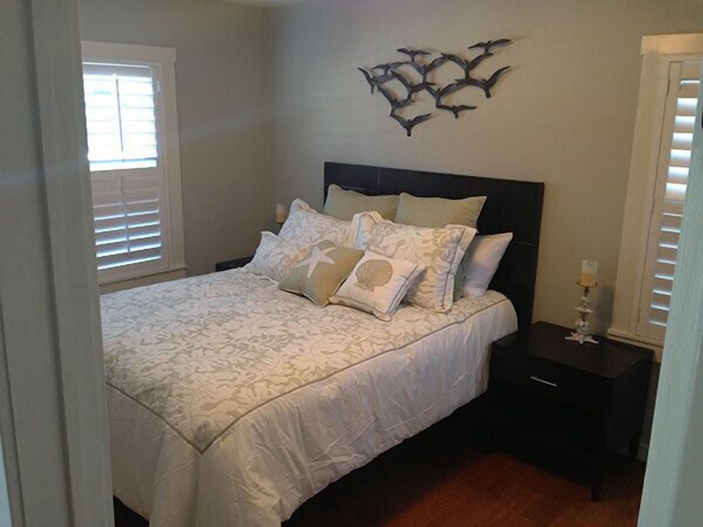 3bd/2ba Cottage w Hot Tub/Bikes/Amenities. Walk to Beach, Harbor, Restaurants